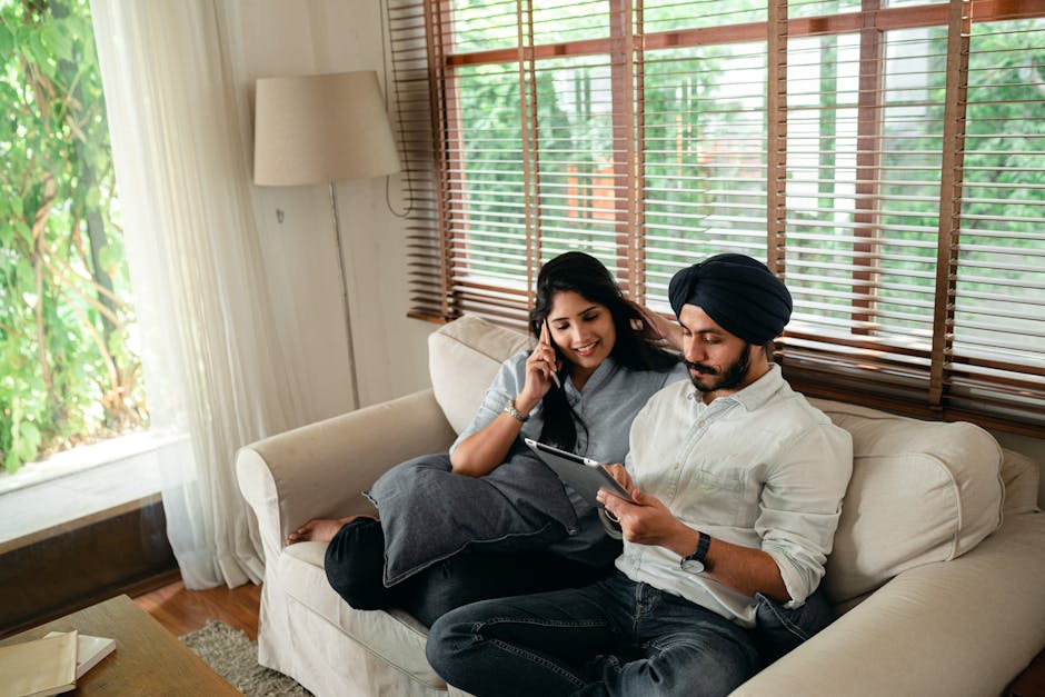 Coppia che utilizza un tablet per la smart home